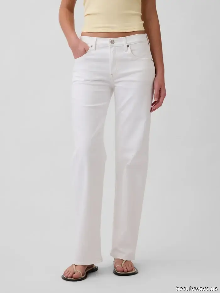 Kendall Doesn’t Need Anyone to Tell Her Which Jean Color and Fit to Buy—She’s Already Sporting It.