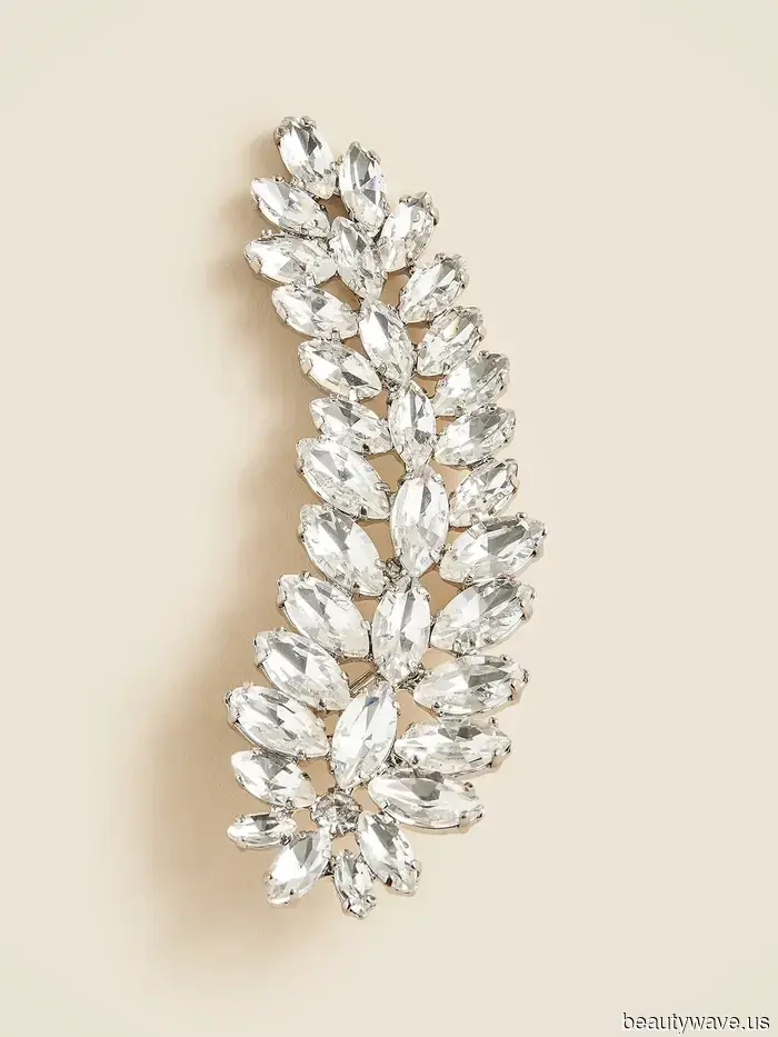 The Ashley Olsen Method for Styling Simple Black Coats to Appear Chic Rather Than Dull