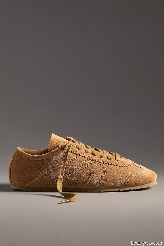 The 6 Shoe Trends That Fashion Enthusiasts Will Pair With Leggings, Jeans, and Skirts in 2026