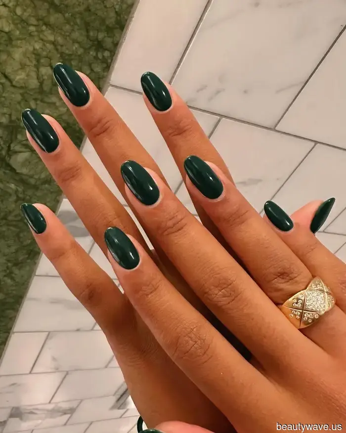 Elegante, senza tempo e ovunque guardi: I soli 9 colori di smalto scuro di cui hai bisogno per una manicure ultra-lussuosa