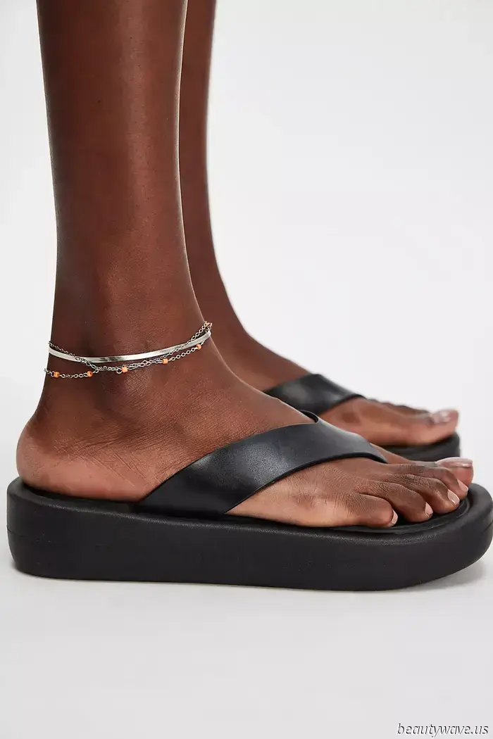 Out of nowhere, the "ugly" sandal trend that Jennifer Aniston frequently sported in the '90s has made a comeback.