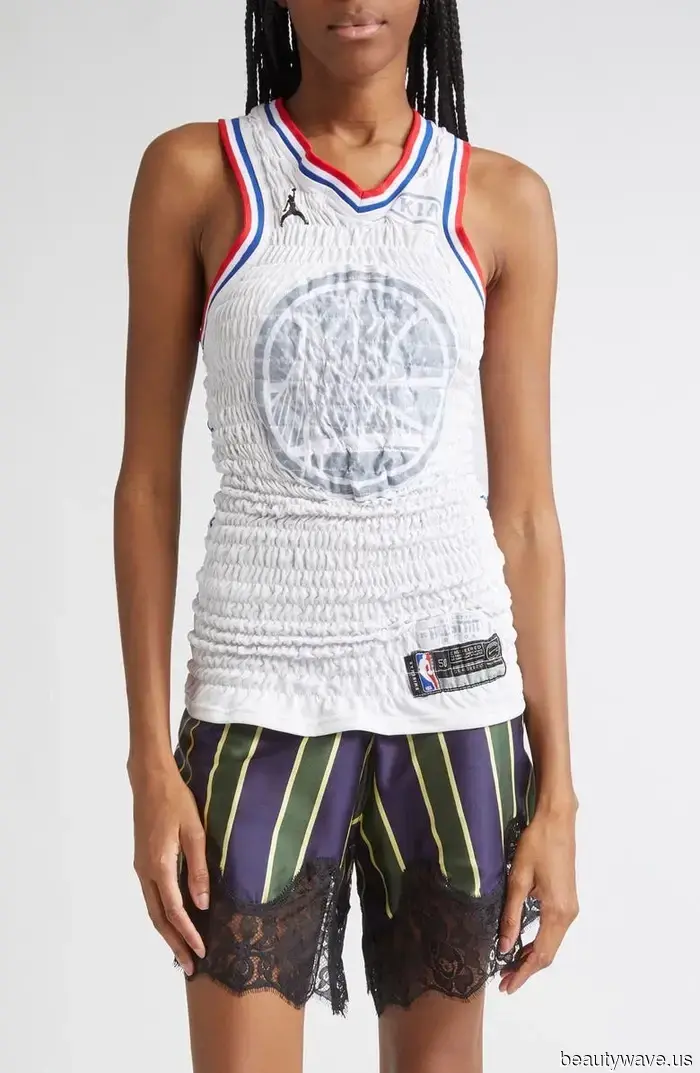 Menschen verzichten auf schlichte weiße Tanktops zugunsten des Trends, der Outfits so viel cooler macht.