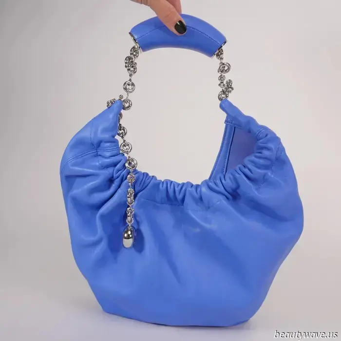 Эмма Чемберлен говорит, что широкие брюки вышли из моды, а в моде — узкие, хорошо скроенные брюки — посмотрите, от чего ещё она расстаётся…