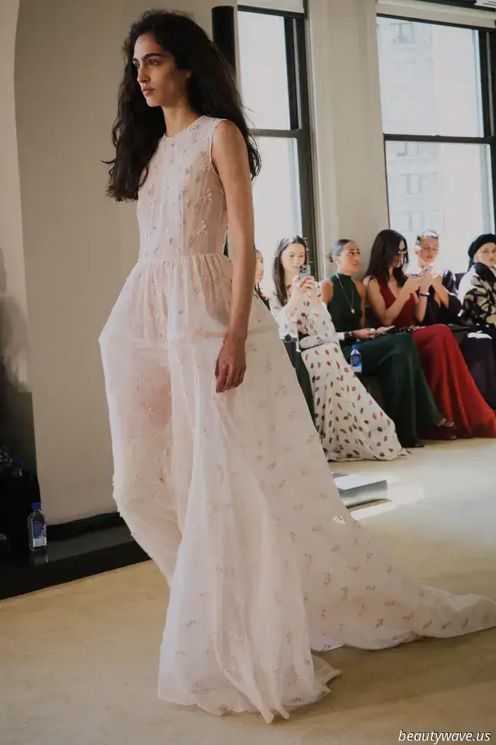 Vite a hula hoop, fiori 3D e dettagli in pelliccia — Altuzarra esplora una bellezza contorta per la primavera 2026
