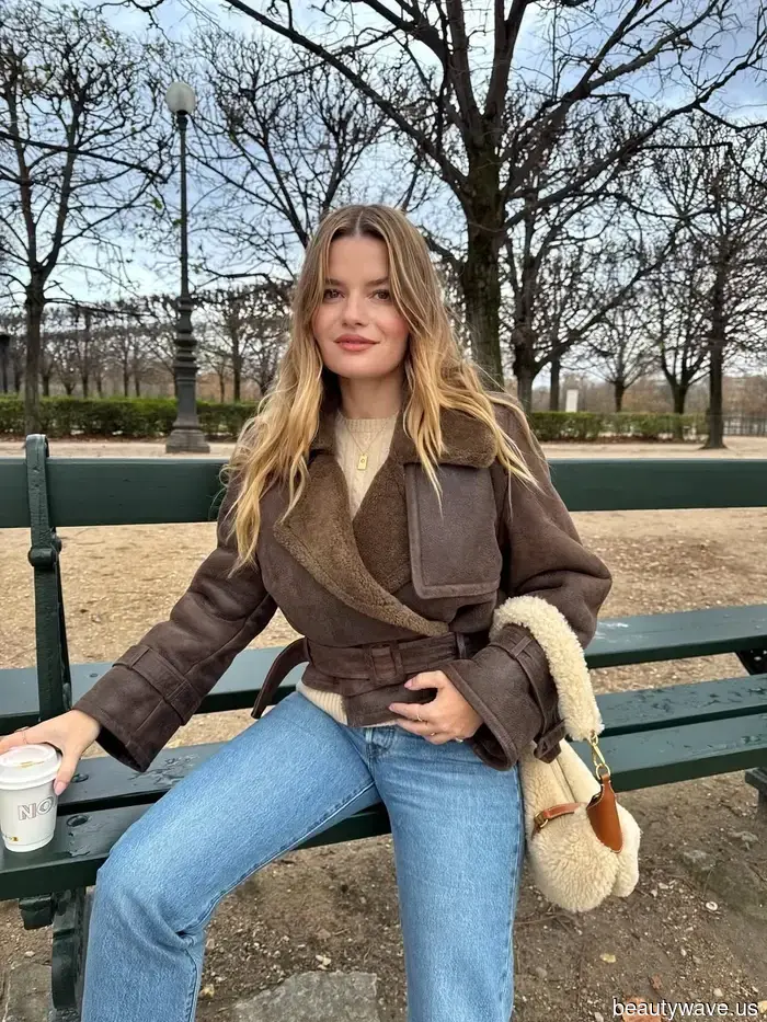 Sì, i jeans stanno bene con i trench, ma i parigini sanno che sembrano ancora più eleganti con questa giacca&mdash;questi look lo dimostrano.