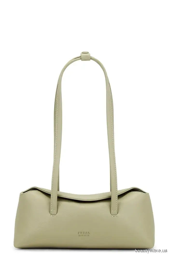 Wir sind uns sicher, dass es diesen Winter nichts Schickeres gibt als diese unerwartete Kombination aus Tasche und Stiefeln.