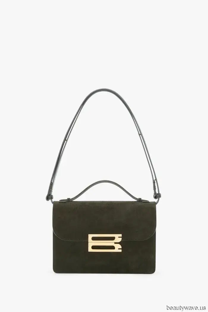 You’re a fashionista if you’re sporting one of these 7 winter handbag trends.