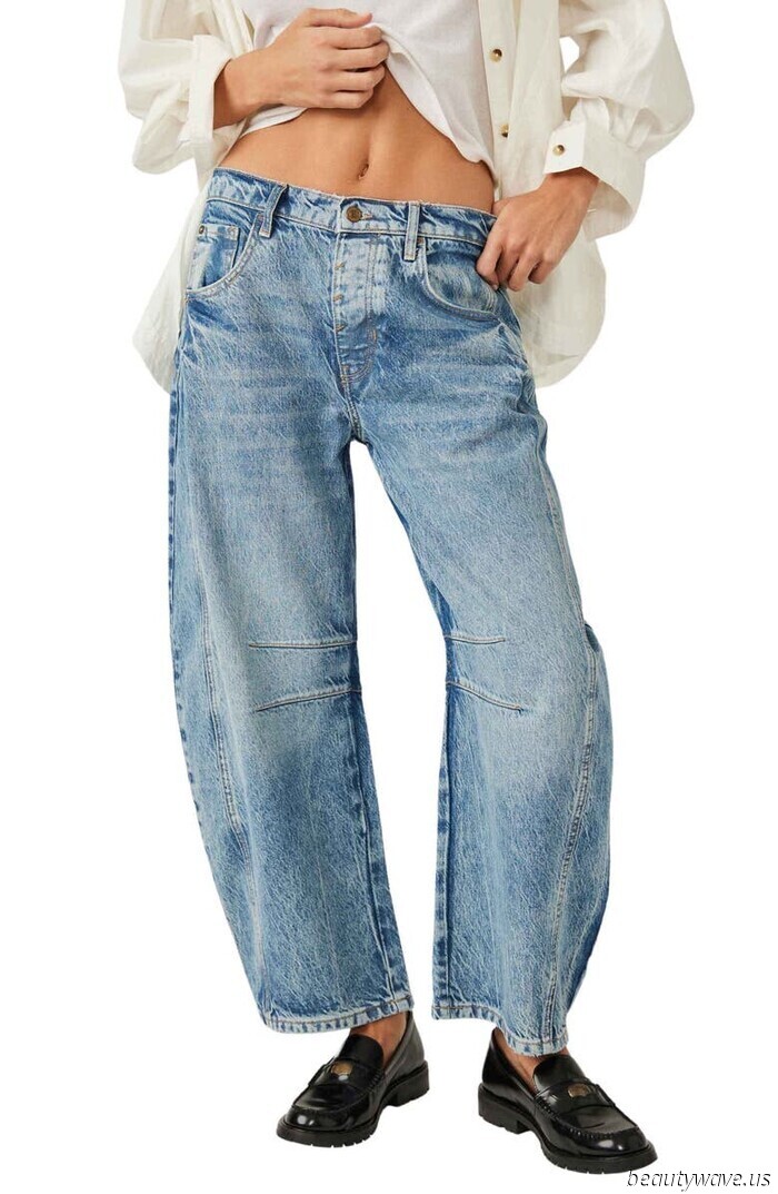 Not Skinny, Not Wide-Leg—The Unique Denim Style Frequent Travelers Often Choose to Wear at the Airport with Sneakers.