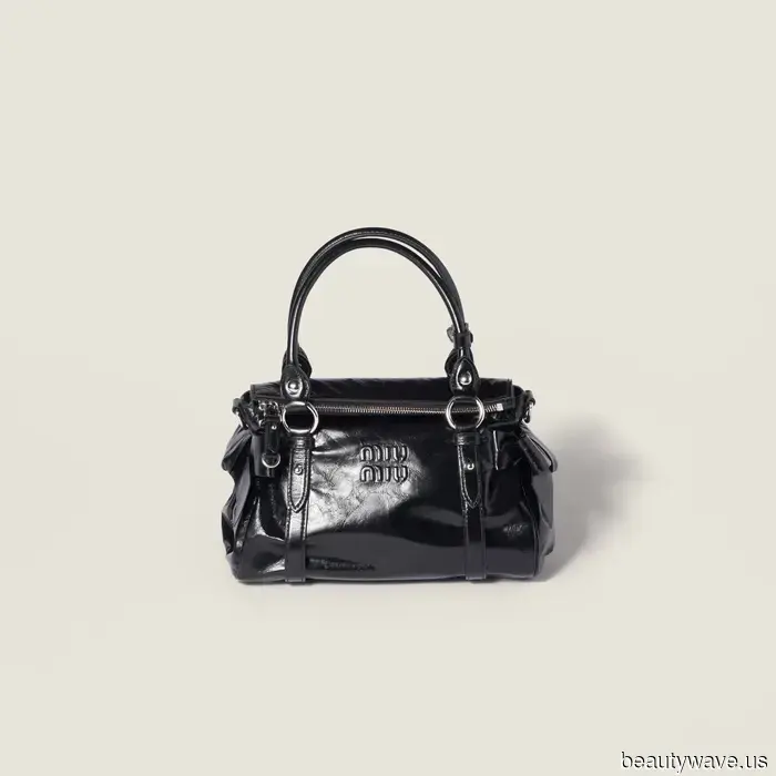 Downtown New York It Girls have made their choice clear: they're constantly sporting Carolyn Bessette Kennedy's preferred bag trend.