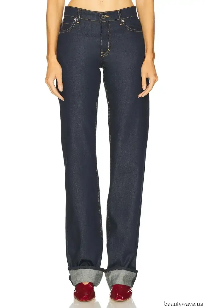 Si planeas remangar tus jeans este otoño, hazlo solo con *este* lavado de denim específico y *estos* zapatos.