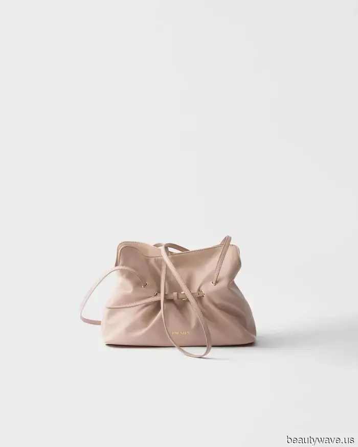 Alexa y Elsa acaban de llevar el próximo bolso de diseñador de invierno, y en la tendencia de color innovadora de la temporada.