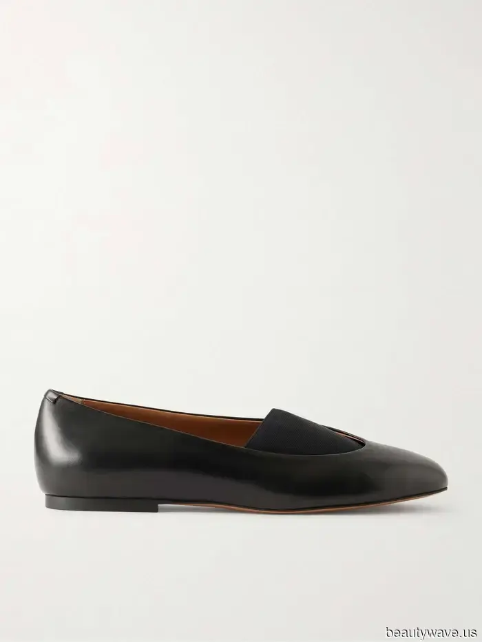 Non scarpe da ginnastica, non sandali&mdash;questa tendenza delle scarpe flat rende le gonne più chic.
