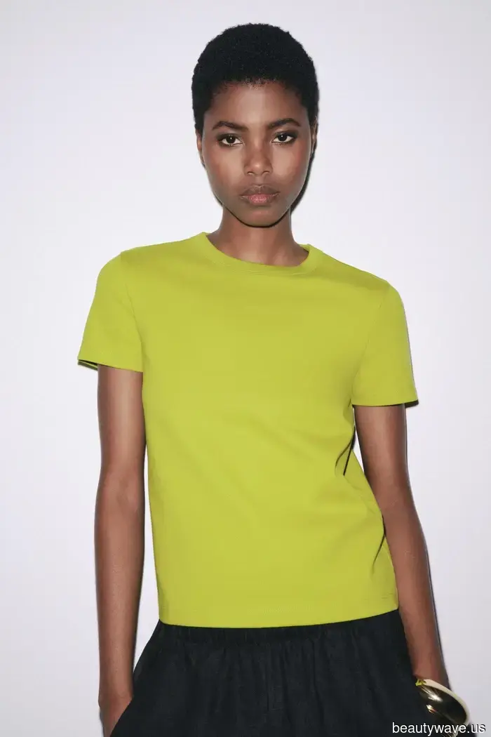 Es ist offiziell: Das ist der beste Farbtrend 2026, den man mit Marineblau tragen kann.