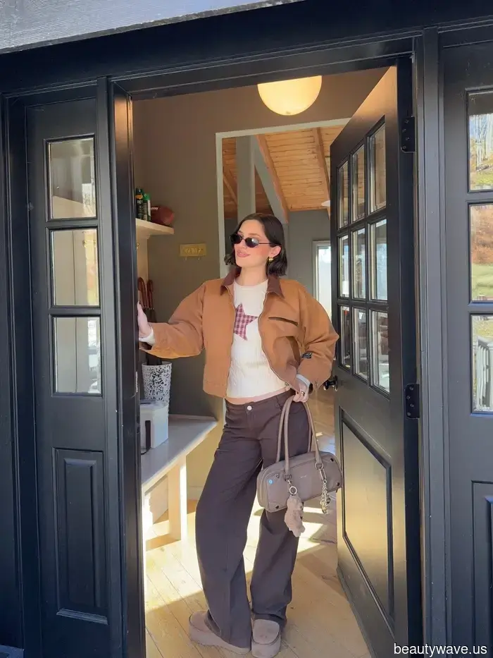 Non tutte le scarpe si abbinano ai jeans marrone cioccolato, ma questi 5 stili sicuramente sì.