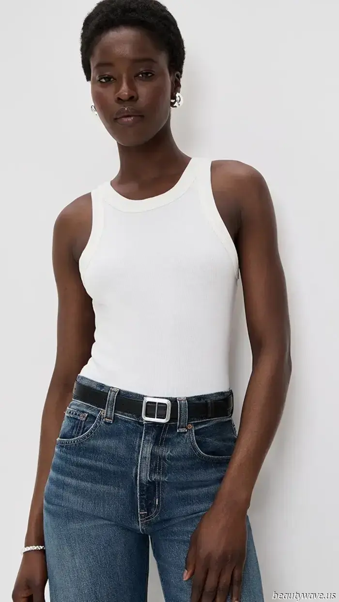 Questo è ciò che le persone della moda del centro di New York indossano con canotte bianche nel 2025