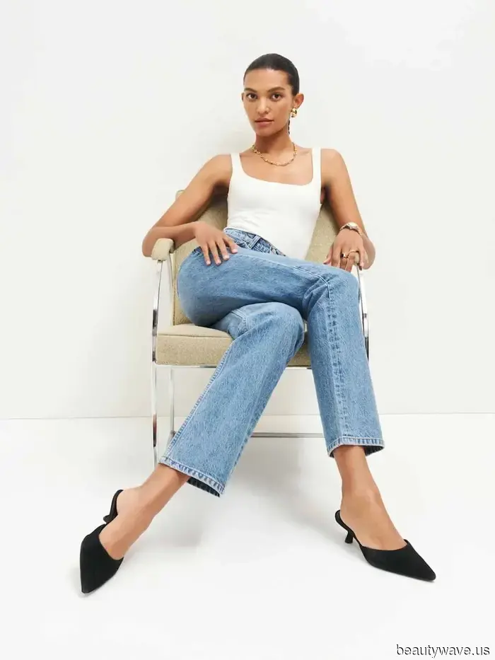 En lugar de zapatillas, los vestidores más elegantes combinan jeans cortos con este zapato más elegante.