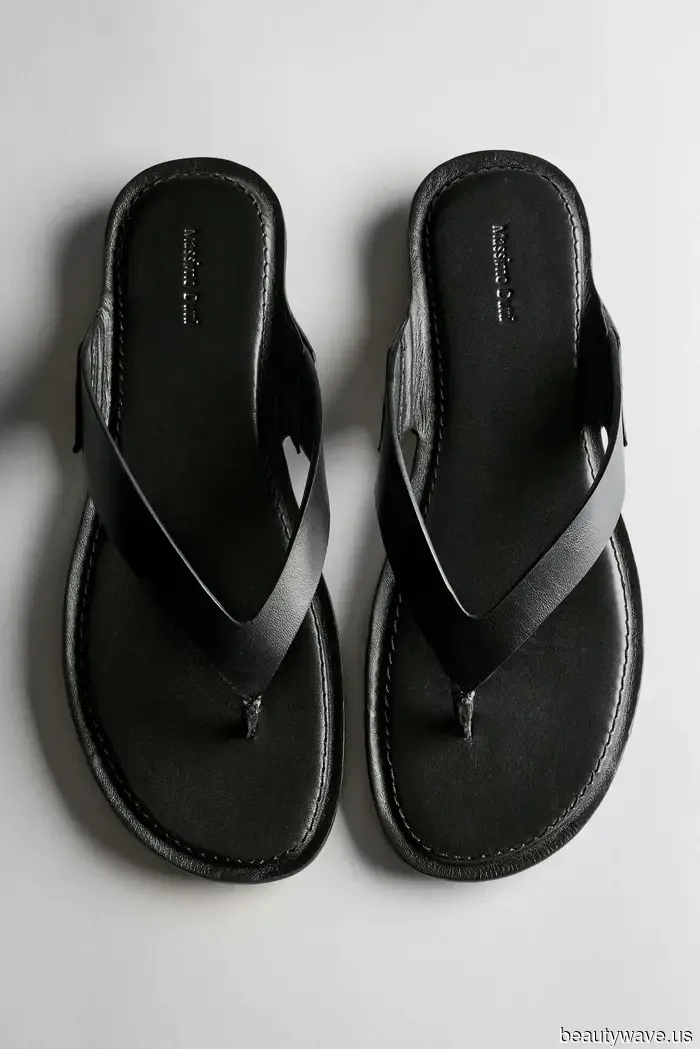 Forget the ballet flats—this simple sandals trend pairs even better with jeans.