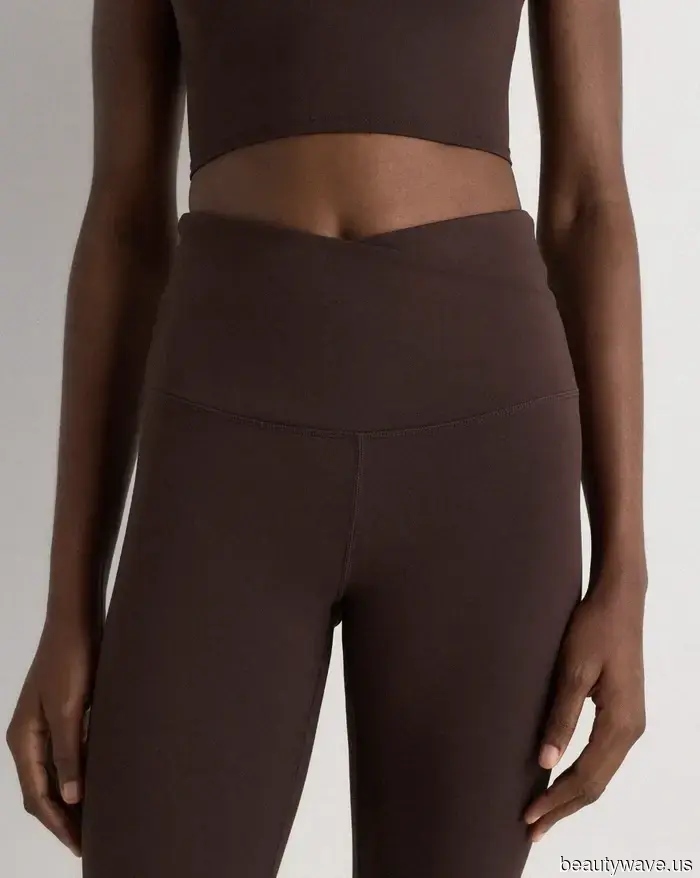 Scambiare i tuoi leggings neri con questa tendenza di colore più sofisticata è così 2026