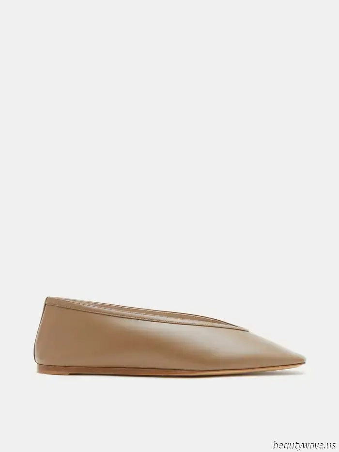 Whole-Foot Flats Are the Stylish Shoe Trend That Elegant Dressers Are Embracing at the Moment.
