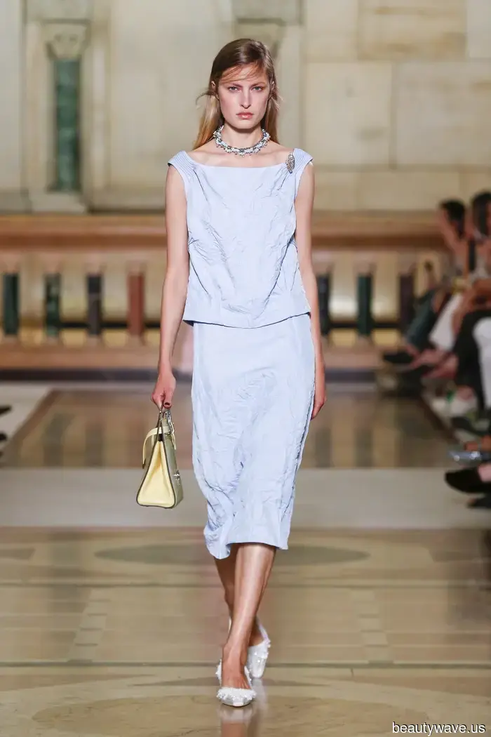 Bei Tory Burch ist es für den Frühling 2026 angesagt, sich wie ein coole Uptown-Mädchen zu kleiden.