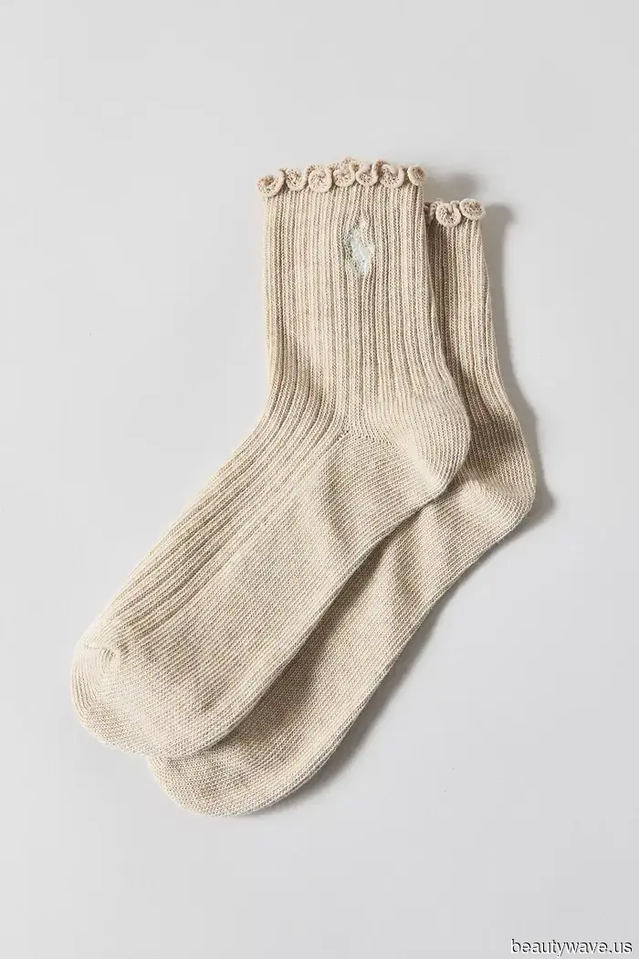 Wenn Sie möchten, dass Ihre grundlegenden Outfits in diesem Frühling cool aussehen, tragen Sie diesen Socken-Trend dazu.