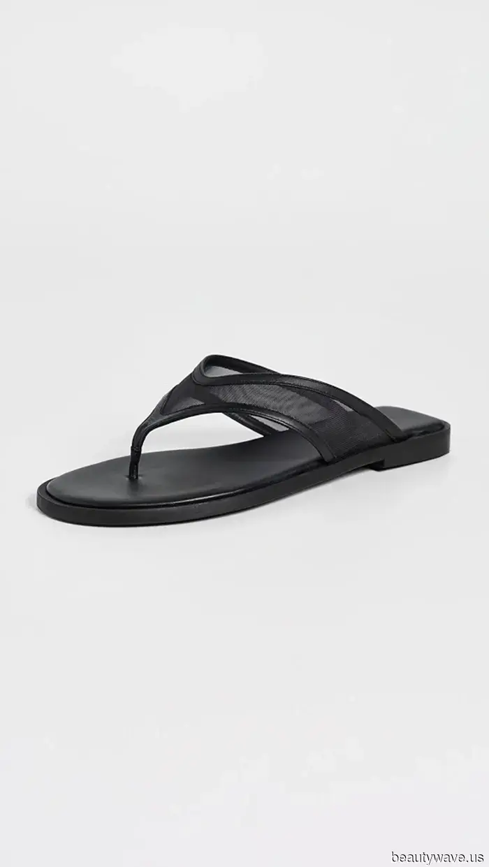 A New York, ogni donna alla moda sta indossando questa tendenza delle scarpe basse con i jeans in questo momento.