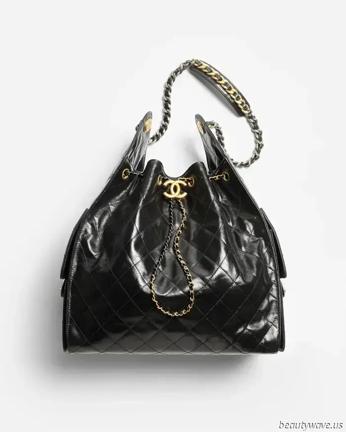 La bolsa de mano Chanel de 5 mil libras que las personas de moda usan en festivales y llevan a la playa