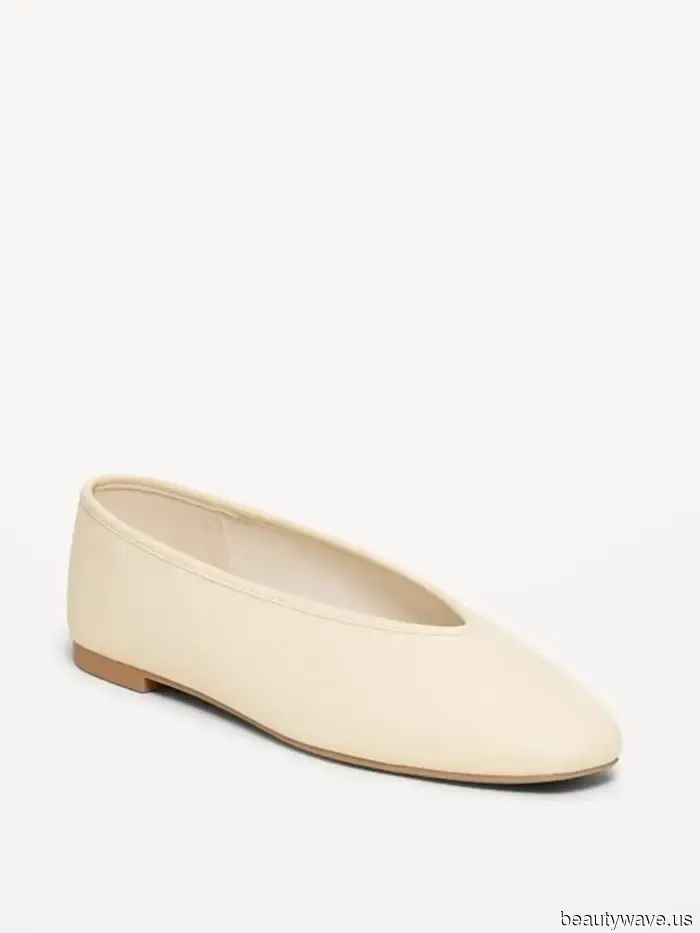 Parisian It Girls Keep This Flat-Shoe Trend in Their Closets to Pair with Jeans