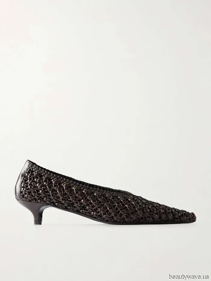 Se lo sai, lo sai: questo colore di scarpe anti-nero sta meglio con i jeans e una borsa nera.