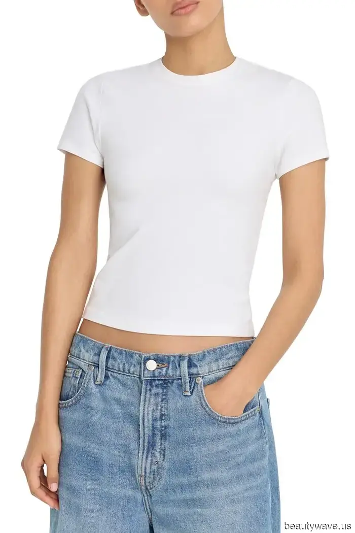 Modeleute sind sich einig, dass das Tragen von Baby-T-Shirts mit diesem Hosen-Trend sie elegant aussehen lässt.