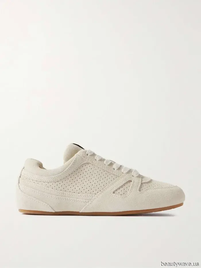 Forget about trendy sneakers—this classic style pairs elegantly with every kind of jeans.