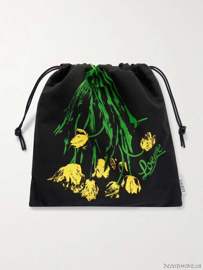 More Stylish Than a Shoulder Bag, More Laid-Back Than a Clutch—The Bag Trend That Only Fashionable Individuals Are Aware Of