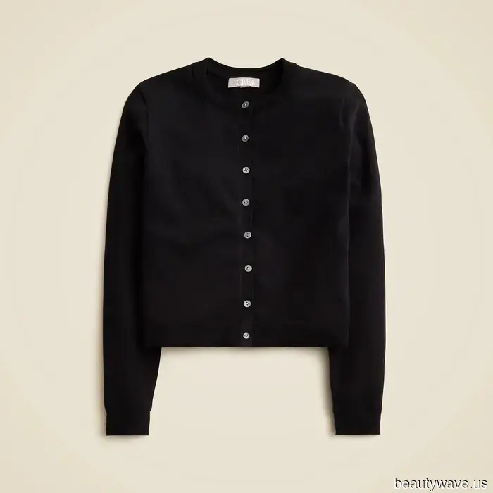 The Stylish 2-Piece Ensemble That Fashion-Forward Individuals Frequently Don in September