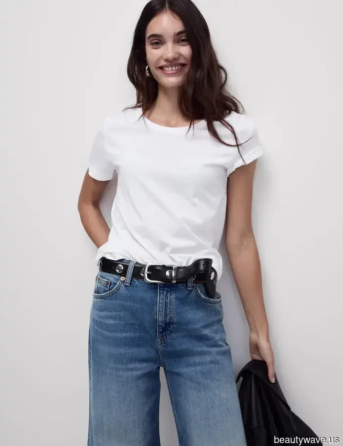 Improvvisamente, le persone della moda ovunque stanno usando questo semplice trucco di stile degli anni '90 per rendere i loro jeans immediatamente più cool.