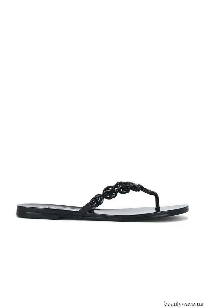 A New York, ogni donna alla moda sta indossando questa tendenza delle scarpe basse con i jeans in questo momento.