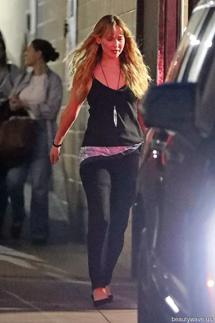 Le cinture a sciarpa non sembreranno superate *se* le indossi con questa tendenza in denim skinny.