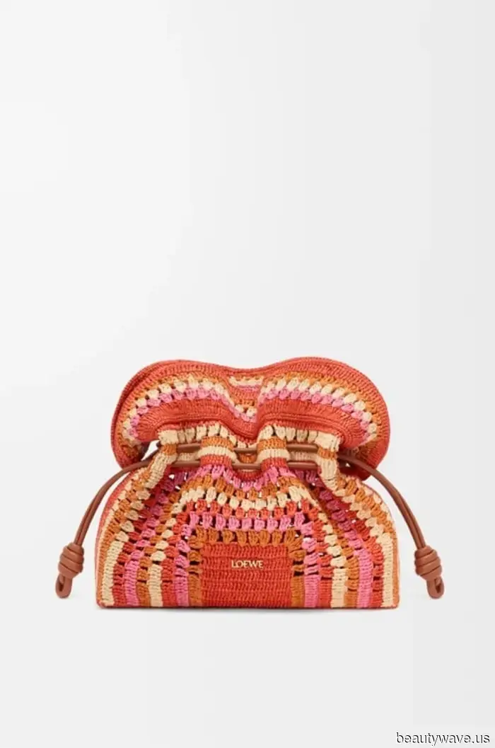 Tra tutte le nuove borse di design, le donne eleganti continuano a tornare a questo stile senza tempo e anti-tendenza.