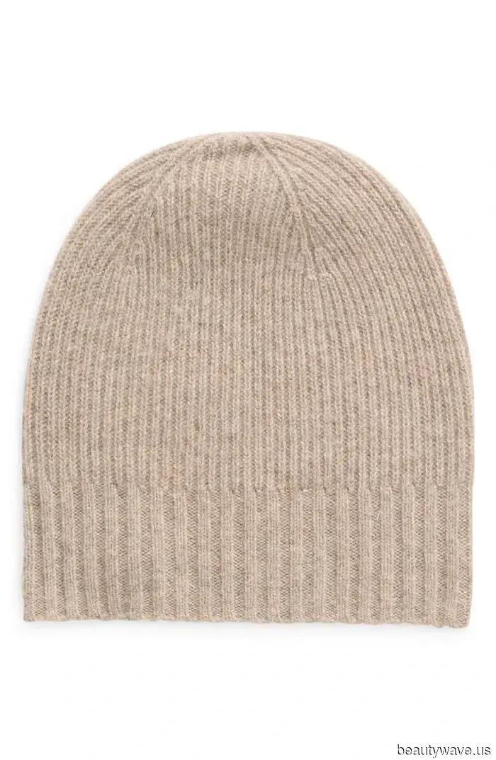 Jennifer Aniston trug gerade weit geschnittene Jeans mit den einzigen Sneakers, die niemals Gefahr laufen, aus der Mode zu kommen.