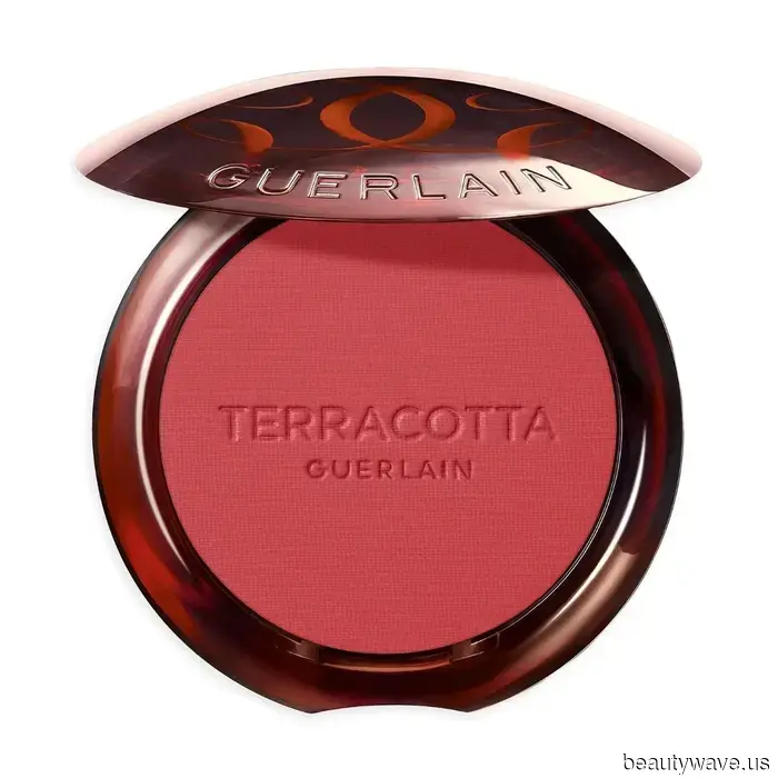 Dalle labbra macchiate di vino ai tocchi di lamé: 10 tendenze di bellezza per le festività che le persone del mondo della moda stanno salvando da mesi