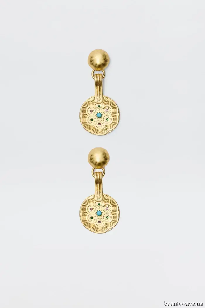 Resulta que este accesorio es la forma más fácil de mejorar tu atuendo básico de jeans y camiseta blanca.