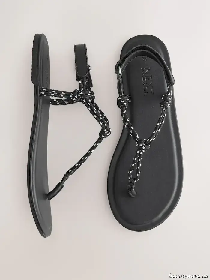 Alexa Chung acaba de descubrir una nueva tendencia en sandalias que hace que las faldas negras "aburridas" se vean muy frescas