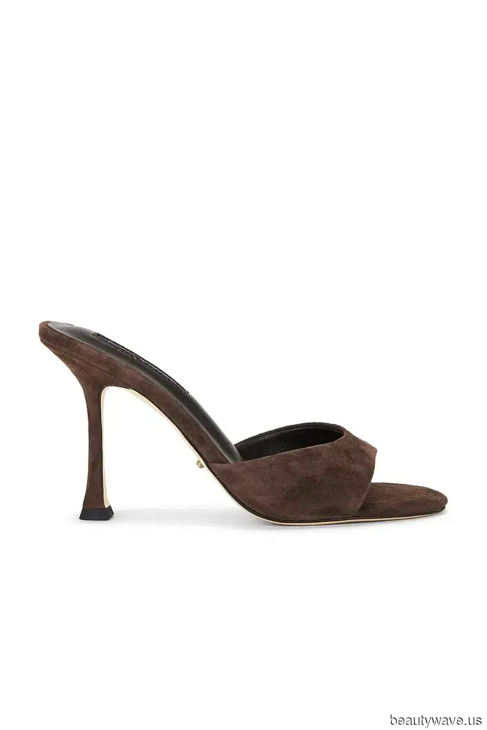 Apologies, Barrel Jeans—this denim trend appears much more sophisticated when paired with heels.