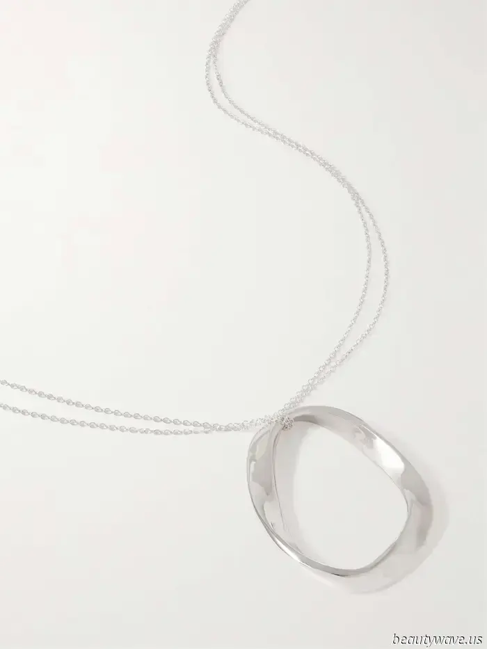 The Stylish Jewelry Trend That Everyone Fashionable is Pairing with White T-Shirts
