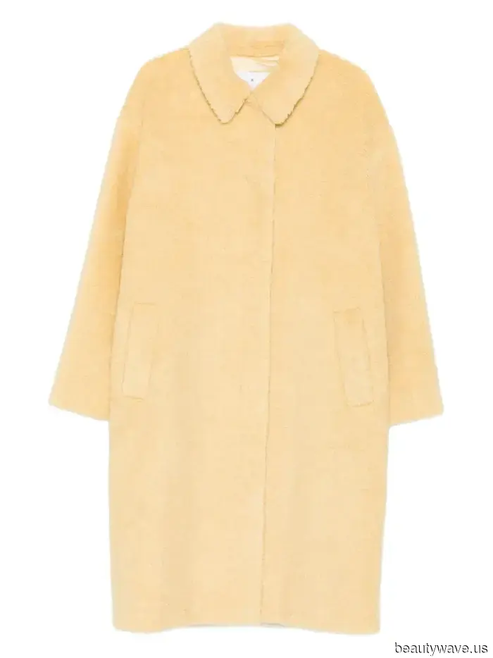 Está aquí: La tendencia de color primavera 2026 que las chicas it están usando con Uggs altos y leggings negros.