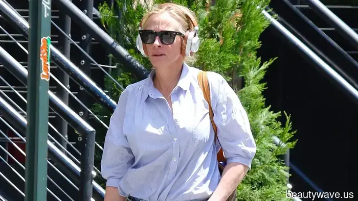 Stylish Women in Their 20s and 50s Concur: This Is the Right Way to Cuff Your Jeans