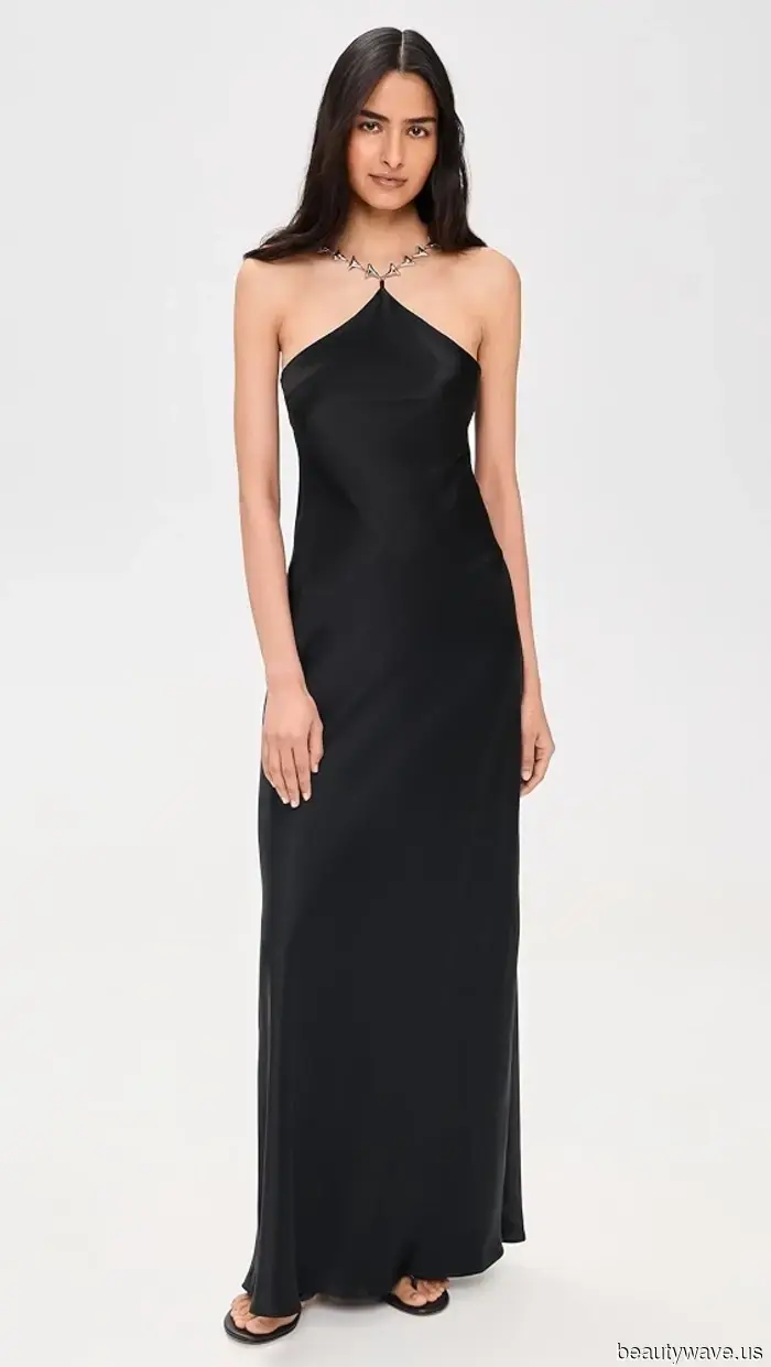 Avvistata in viaggio verso il matrimonio di Taylor Swift: Dakota Johnson nel più elegante LBD trend del 2026