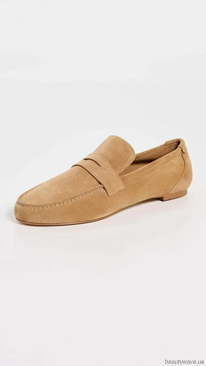 Le persone di moda a Parigi sanno che queste tendenze estive delle scarpe sono fondamentali per un look ben curato.