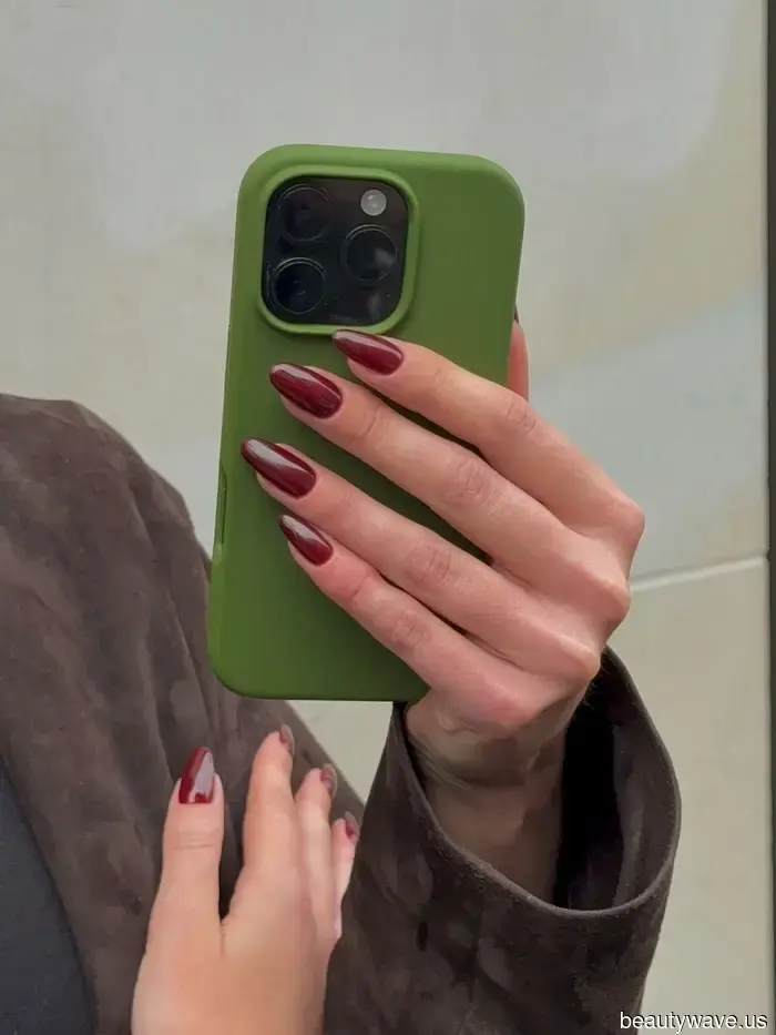 7 Colores de Uñas que las Personas Más Chic Están Usando en sus Manos Este Diciembre