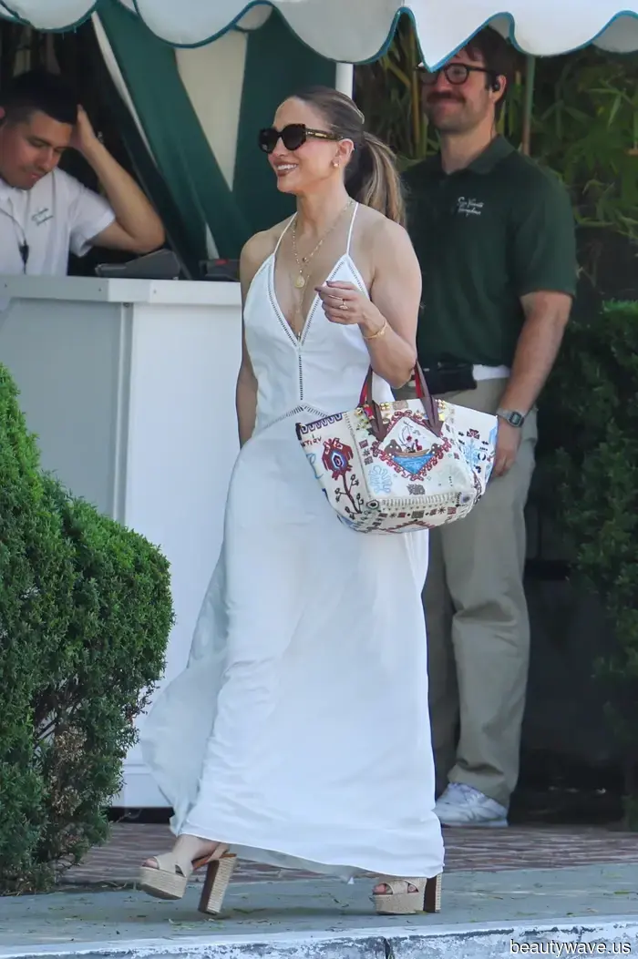 Si quieres lucir rica en un vestido maxi a los 50, J.Lo acaba de usar la tendencia de zapatos que funciona cada vez.