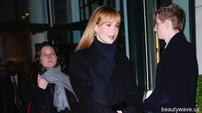 Not Ankle Boots, Not Flats—Cigarette Trousers Appear Most Stylish When Paired With This Subtle Shoe Trend.